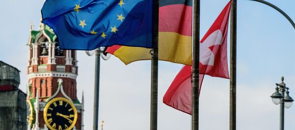 Bandeira da União Europeia e outras bandeiras em frente à Torre do Salvador do Kremlin, Moscou, 29 de março de 2018 - Sputnik Brasil