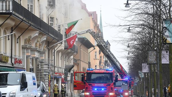 Bombeiros combatem o incêndio que atingiu nesta quarta-feira (4) a embaixada portuguesa em Estocolmo - Sputnik Brasil