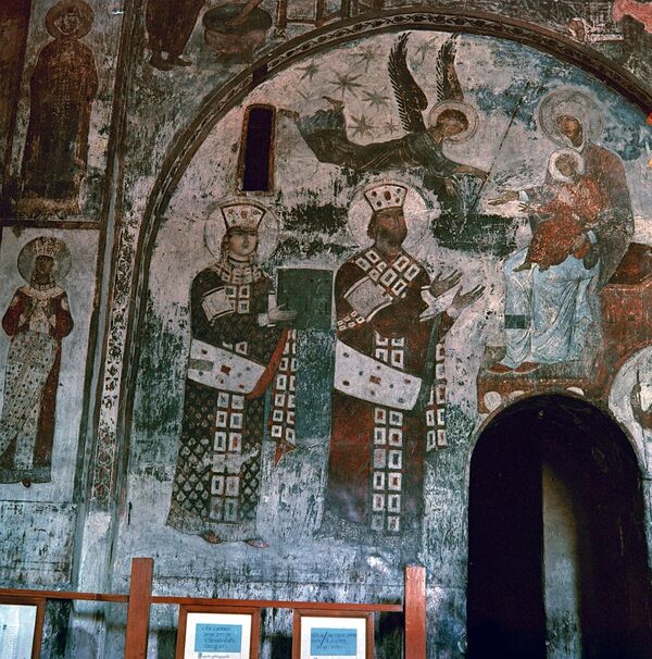 Rainha Tamara e seu pai, rei Jorge III, no mosteiro das Cavernas de Vardzia Rainha Tamara e seu pai, rei Jorge III, no mosteiro das Cavernas de Vardzia - Sputnik Brasil