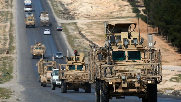 Veículos da coalizão liderada pelos EUA na cidade de Manbij, no norte da Síria - Sputnik Brasil