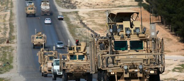 Veículos da coalizão liderada pelos EUA na cidade de Manbij, no norte da Síria - Sputnik Brasil