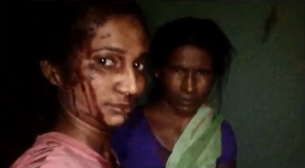 Rupali Meshram e sua mãe posam para uma selfie depois da luta de Meshram com um tigre - Sputnik Brasil