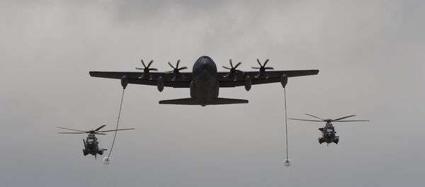 Avião cisterna da Força Aérea dos EUA abastecendo dois helicópteros franceses Caracal (imagem referencial) - Sputnik Brasil