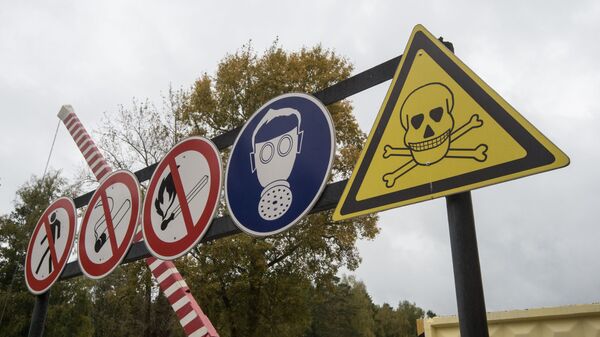 Placas de aviso perto dos armazéns de armas químicas russas antes de serem destruídas. - Sputnik Brasil