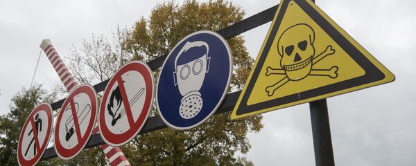 Placas de aviso perto dos armazéns de armas químicas russas antes de serem destruídas - Sputnik Brasil