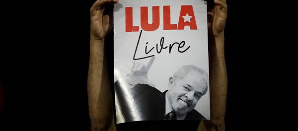 Um apoiante de Lula mantém cartaz dizendo Lula Livre durante ato em Brasília, durante o julgamento do ex-presidente no STF, em 4 de abril de 2018 - Sputnik Brasil
