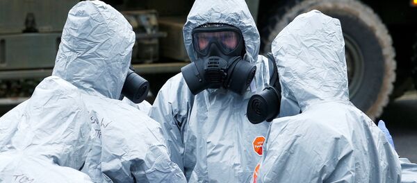 Especialistas britânicos investigando a área onde foi envenenado o ex-agente russo Sergei Skripal e sua filha - Sputnik Brasil