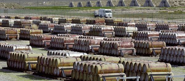 Veículo de segurança transposta contêineres de agentes vesicantes e mostarda de enxofre no Depósito Químico em Tooele, no estado de Utah, EUA, 30 abril de 2001 - Sputnik Brasil