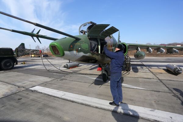 Preparação do avião de assalto Su-25 para decolagem em Primorie - Sputnik Brasil