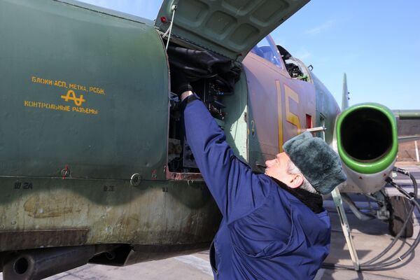Preparação do avião de assalto Su-25 para decolagem - Sputnik Brasil