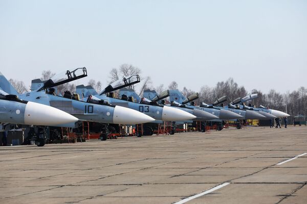 Caças multifuncionais Su-30 e Su-35 nas competições - Sputnik Brasil