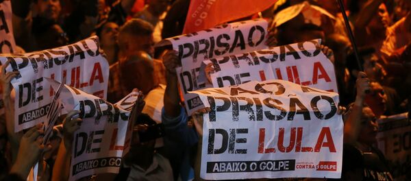 Apoiantes de Lula se manifestam com cartazes dizendo Não à prisão de Lula, abaixo o golpe em São Bernardo do Campo em 5 de abril de 2018 - Sputnik Brasil