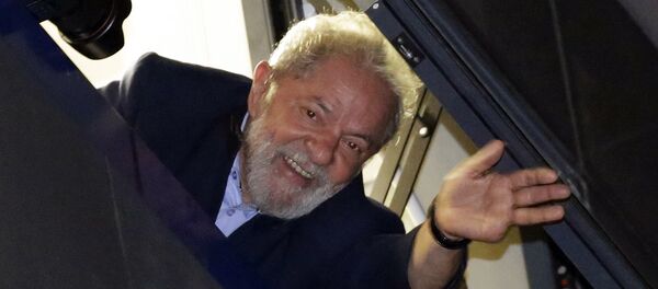 O ex-presidente do Brasil, Luiz Inácio Lula da Silva, saúda simpatizantes em São Bernardo do Campo, em ato de 5 de abril de 2018 - Sputnik Brasil