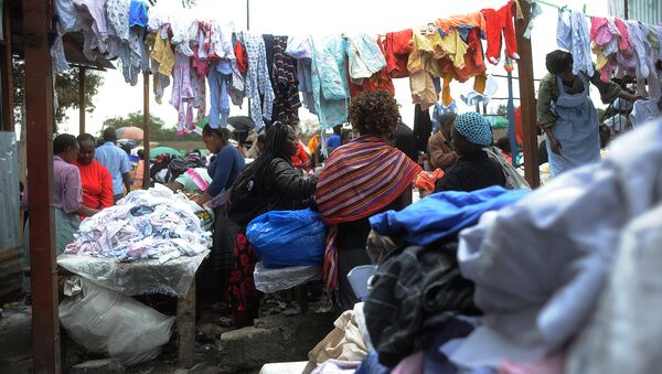 Um mercado de roupa em segunda mão em Nairóbi - Sputnik Brasil