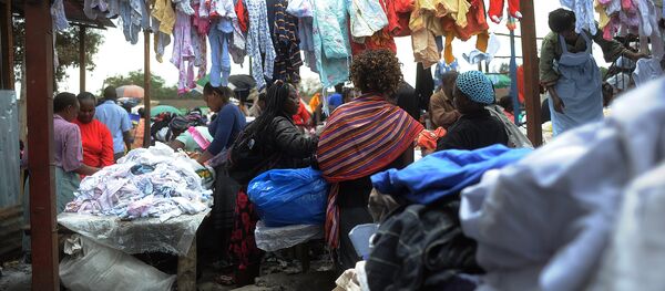 Um mercado de roupa em segunda mão em Nairóbi - Sputnik Brasil