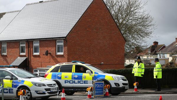 Policiais montam guarda ao redor da casa do ex-oficial de inteligência russo Sergei Skripal em Salisbury, Inglaterra, em 3 de abril de 2018 - Sputnik Brasil
