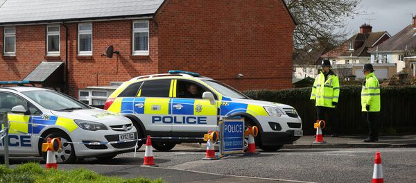 Policiais montam guarda ao redor da casa do ex-oficial de inteligência russo Sergei Skripal em Salisbury, Inglaterra, em 3 de abril de 2018 - Sputnik Brasil