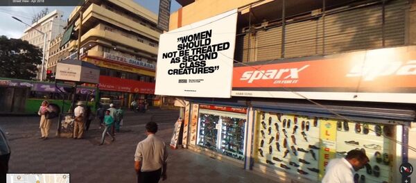 Mulheres não deveriam ser tratadas como seres de segunda classe, diz a frase em Banglore, na Índia. O grupo Repórteres sem Fronteiras colocou uma série de imagens no Google Street View com frases críticas em cartões postais de várias localidades do mundo. - Sputnik Brasil