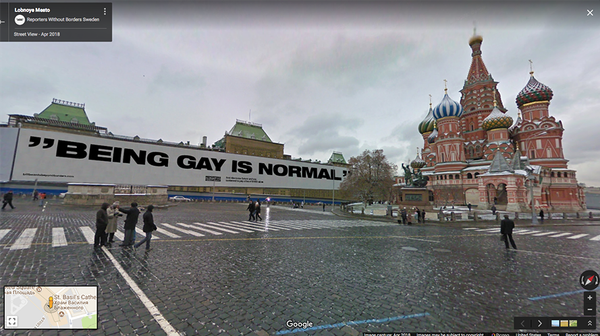 Ser gay é normal, diz a frase em Moscou, Rússia. O grupo Repórteres sem Fronteiras colocou uma série de imagens no Google Street View com frases críticas de jornalistas censurados em cartões postais de várias localidades do mundo. - Sputnik Brasil