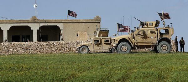 Veículos blindados norte-americanos na Síria Veículos blindados norte-americanos na Síria - Sputnik Brasil
