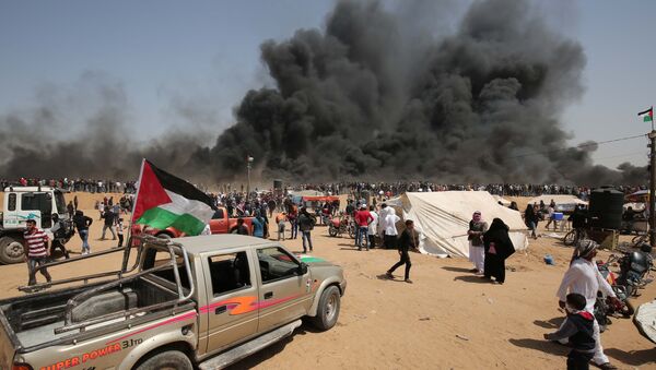 Manifestantes palestinos na fronteira entre Israel e a Faixa de Gaza - Sputnik Brasil