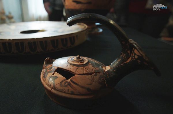 Cerâmica encontrada na necrópole de Yuz-Oba, Crimeia Cerâmica encontrada na necrópole de Yuz-Oba, Crimeia - Sputnik Brasil