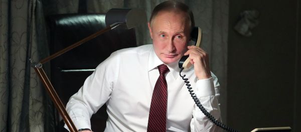 Presidente da Rússia, Vladimir Putin, durante uma conversa telefônica com o Patriarca de Constantinopla, Bartolomeu I Presidente da Rússia, Vladimir Putin, durante uma conversa telefônica com o Patriarca de Constantinopla, Bartolomeu I - Sputnik Brasil