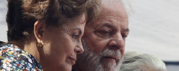 Dilma Rousseff e Luiz Inácio Lula da Silva durante discurso do ex-presidente em frente ao Sindicato dos Metalúrgicos em São Bernardo do Campo, em São Paulo. Lula teve a prisão decretada pelo juiz Sérgio Moro. - Sputnik Brasil