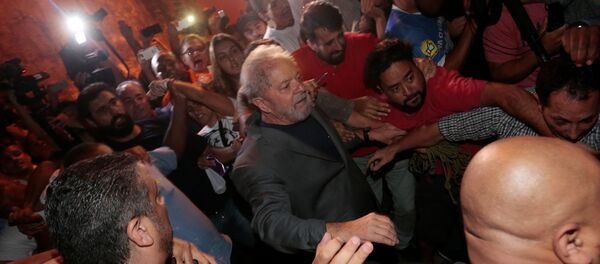 Ex-presidente Luiz Inácio Lula da Silva deixa Sindicato dos Metalúrgicos do ABC, em São Bernardo do Campo, em São Paulo, para seguir à prisão. - Sputnik Brasil