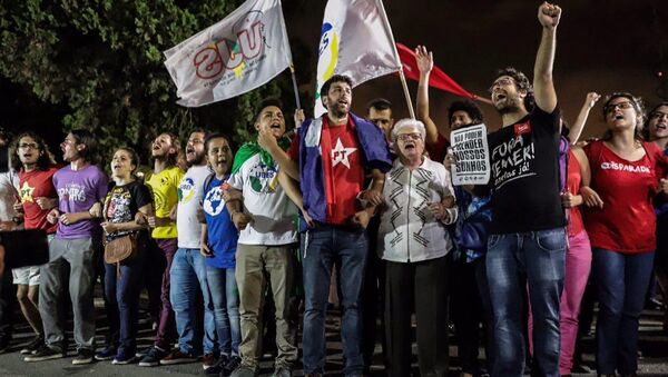 Manifestantes protestam em aeroporto de São Paulo para impedir que Lula embarque em direção a Curitiba, onde permanecerá preso. Entre eles está a deputada federal Luiza Erundina (PSOL-SP). - Sputnik Brasil