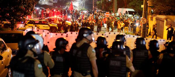 Polícia joga bombas contra manifestantes pró-Lula em Curitiba Polícia joga bombas contra manifestantes pró-Lula em Curitiba - Sputnik Brasil