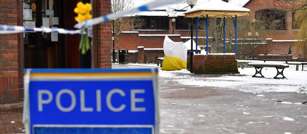 Tenda protetora cobre um banco em um parque no shopping center The Maltings em Salisbury, sul da Inglaterra, 19 de março de 2018 - Sputnik Brasil
