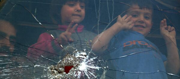 Crianças olham pela janela de um ônibus perto da cidade de Al-Bab, norte da Síria, depois que os combatentes e suas famílias foram retirados da cidade de Douma, 3 de abril de 2018 - Sputnik Brasil