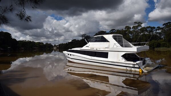 Barco flutua em um rio da Austrália, enquanto a água da inundação recua das áreas afetadas, oeste de Sydney, 23 de abril de 2015 - Sputnik Brasil