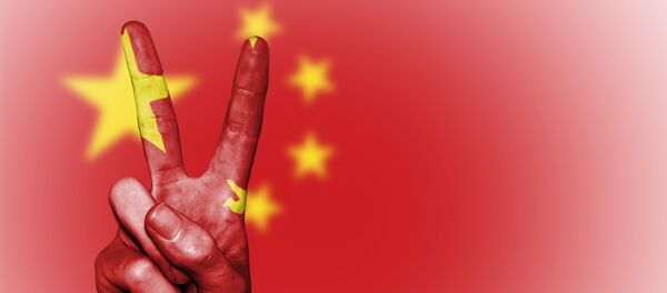 Bandeira chinesa e sinal de V (gesto com a mão) - Sputnik Brasil