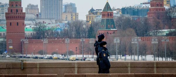 Policiais patrulham uma ponte perto do Kremlin, Moscou, 26 de março de 2018 - Sputnik Brasil