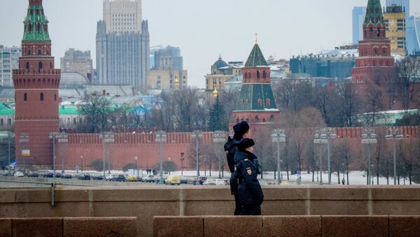 Policiais patrulham uma ponte perto do Kremlin, Moscou, 26 de março de 2018 - Sputnik Brasil