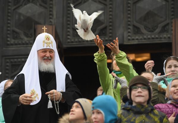 Patriarca de Moscou e de toda a Rússia, Kirill, solta os pombos após a missa no dia da Anunciação da Virgem Maria, na Catedral de Cristo Salvador, em Moscou - Sputnik Brasil