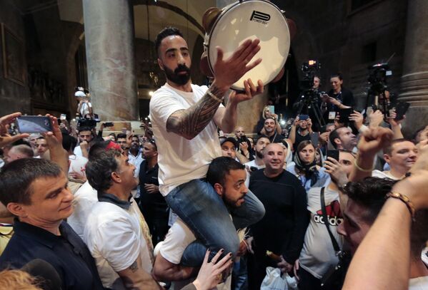 Crentes festejam a cerimônia do Fogo Sagrado, na Basílica do Santo Sepulcro, em Jerusalém - Sputnik Brasil