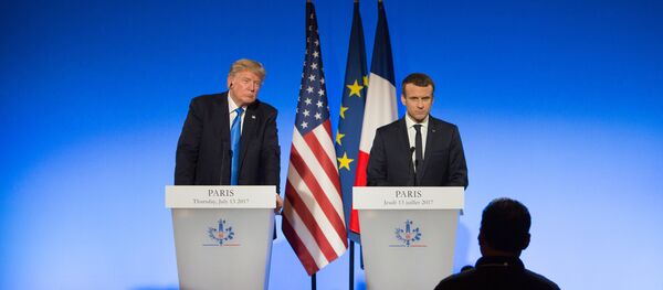 Donald Trump, presidente dos EUA, à esquerda, e Emmanuel Macron, presidente da França, à direita, durante uma conferência em Paris. Donald Trump, presidente dos EUA, à esquerda, e Emmanuel Macron, presidente da França, à direita, durante uma conferência em Paris. - Sputnik Brasil