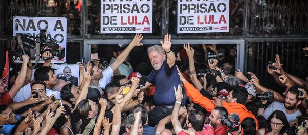Lula acena para a miltância no Sindicato dos Metalúrgicos, em São Bernardo do Campo - Sputnik Brasil