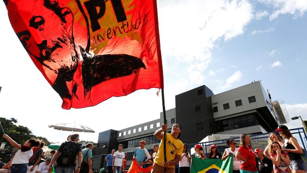 Apoiador do ex-presidente Lula segura bandeira com rosto do petista em Curitiba - Sputnik Brasil