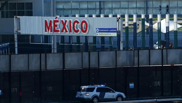 Um veículo de patrulha de fronteira dos EUA passa pela divisa fronteiriça entre o México e os Estados Unidos em San Ysidro, Califórnia - Sputnik Brasil