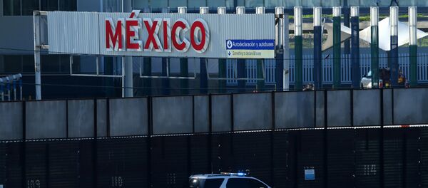 Um veículo de patrulha de fronteira dos EUA passa pela divisa fronteiriça entre o México e os Estados Unidos em San Ysidro, Califórnia - Sputnik Brasil
