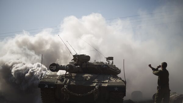 Soldado e tanques israelenses perto da fronteira com a Síria - Sputnik Brasil