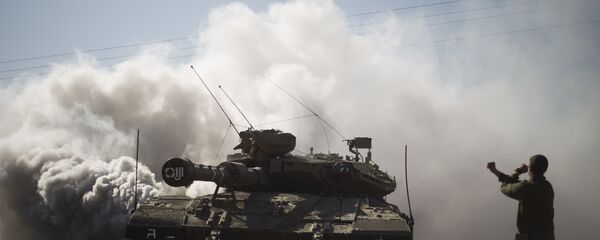 Soldado e tanques israelenses perto da fronteira com a Síria - Sputnik Brasil