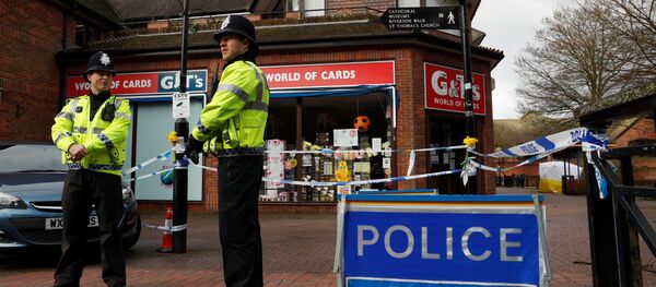 Policiais montam guarda perto de um banco de um shopping de Salisbury onde foram encontrados Sergei e Yulia Skripal, 12 de março, Reino Unido. - Sputnik Brasil