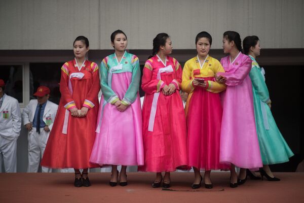 Norte-coreanas em trajes tradicionais durante maratona anual em Pyongyang, 8 de abril de 2018 - Sputnik Brasil