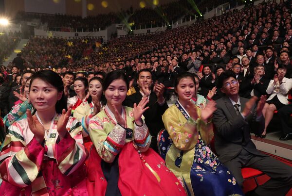 Norte-coreanos durante show de músicos pop sul-coreanos em Pyongyang, abril de 2018 - Sputnik Brasil