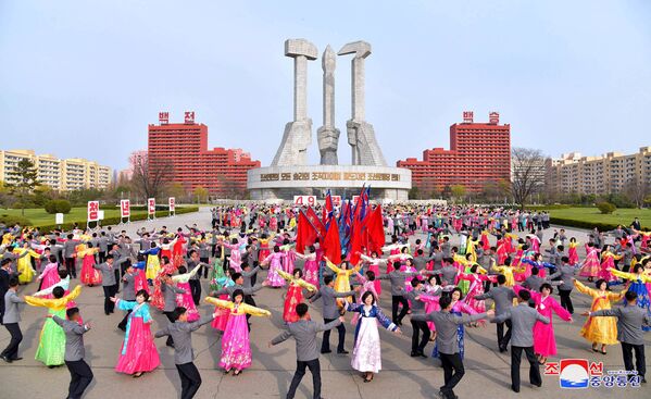 Jovens dançam na festa dedicada aos 25 anos da eleição de Kim Jong-il como presidente da Comissão Nacional de Defesa da Coreia do Norte, 9 de abril de 2018 - Sputnik Brasil